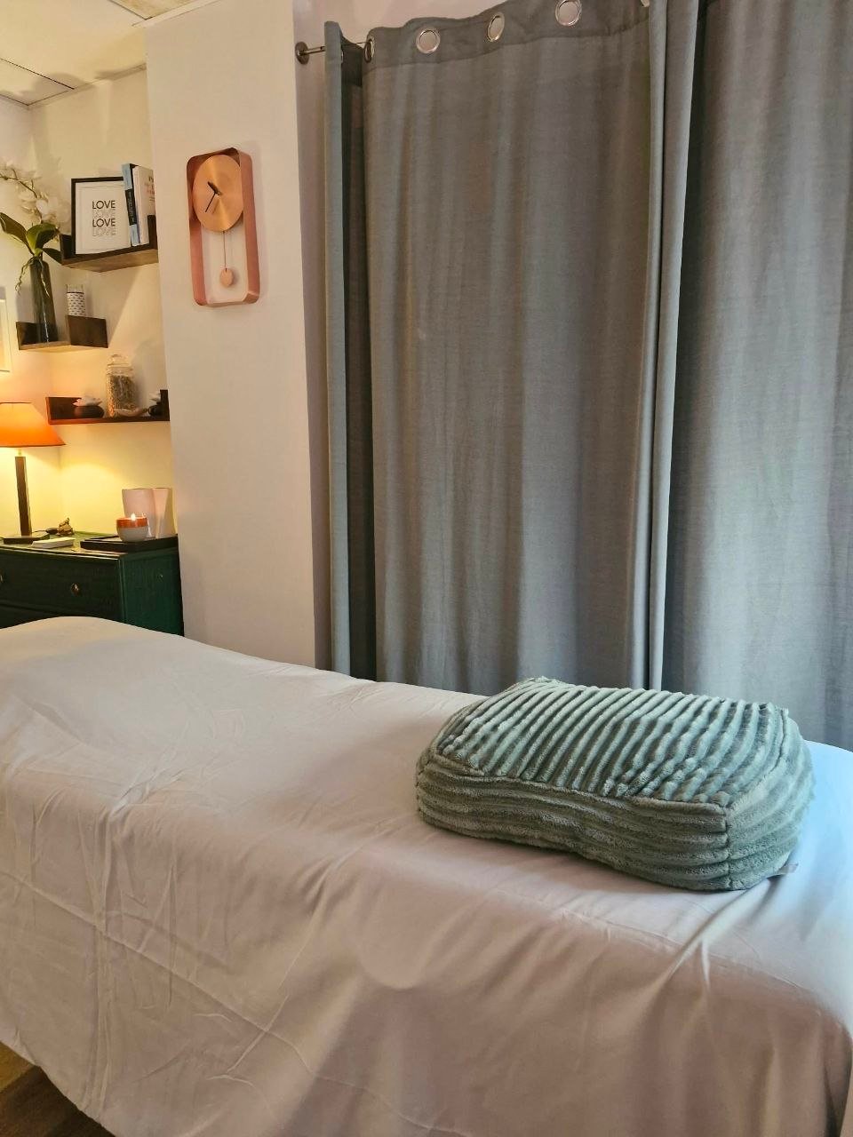 Table de soin LaHoChi — cabinet Algiz Therapy